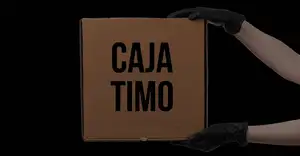 Imagen de una caja vacía de cartón cutre con el texto CAJA TIMO